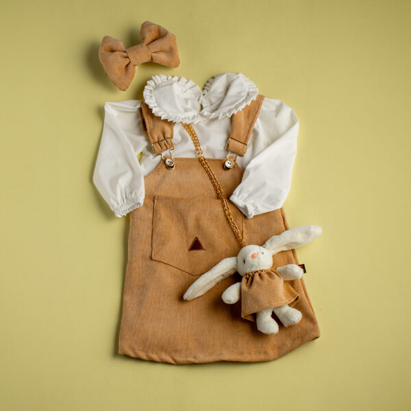 Jardinera cordoroy beige + camisa + balaca + bolso